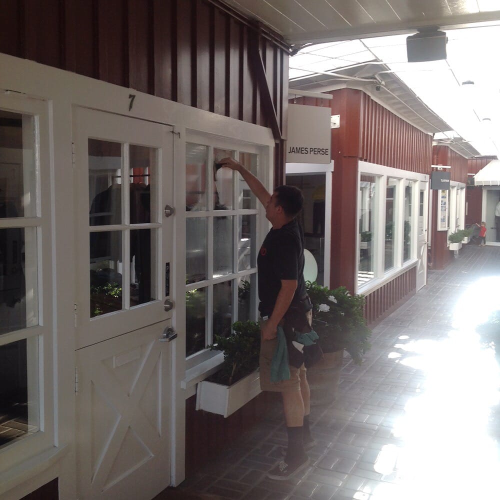 Commercial window cleaning